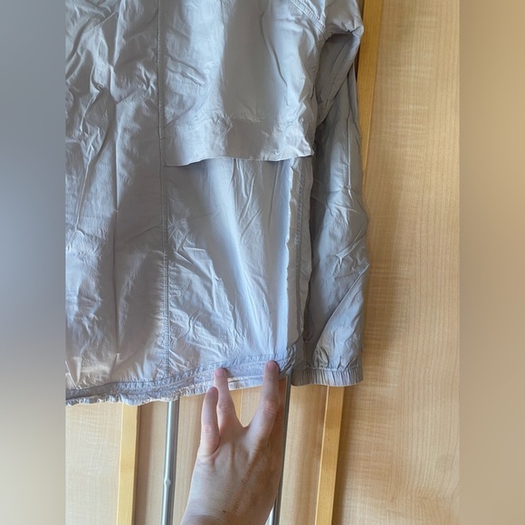 Lululemon Lightweight Hooded Packable Jacket Size Medium/ P2P 20 inches - Picture 11 of 13